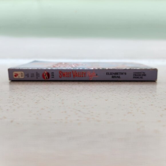 Sweet Valley High #123 Elizabeth's Rival - Picture 4 of 5